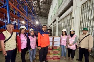 Srikandi PLN UPT Bekasi foto bersama sesaat menyalurkan bantuan warga terdampak banjir. (Istimewa)
