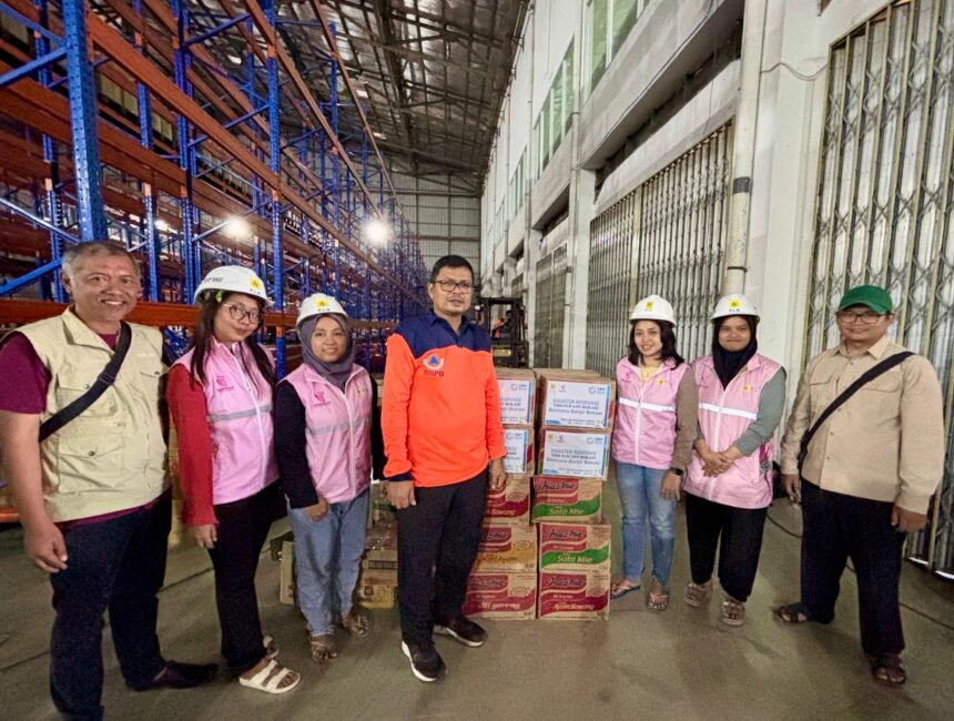 Srikandi PLN UPT Bekasi foto bersama sesaat menyalurkan bantuan warga terdampak banjir. (Istimewa)