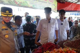 Dandim 0607/Kota Sukabumi Letkol Inf. Yudhi Hariyanto bersama Forum Koordinasi Pimpinan Daerah (Forkopimda) Kota Sukabumi melakukan pemantauan harga sembako