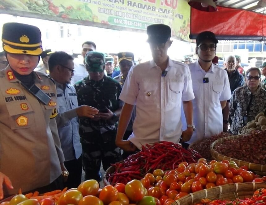 Dandim 0607/Kota Sukabumi Letkol Inf. Yudhi Hariyanto bersama Forum Koordinasi Pimpinan Daerah (Forkopimda) Kota Sukabumi melakukan pemantauan harga sembako