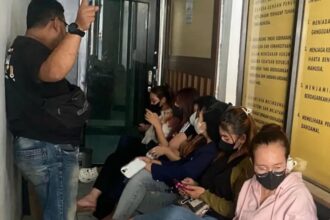 Seorang perempuan berinisial DSR (38) diamankan Polres Sukabumi Kota atas dugaan penggelapan dana Tabungan Hari Raya (THR) senilai lebih dari Rp 1 miliar.