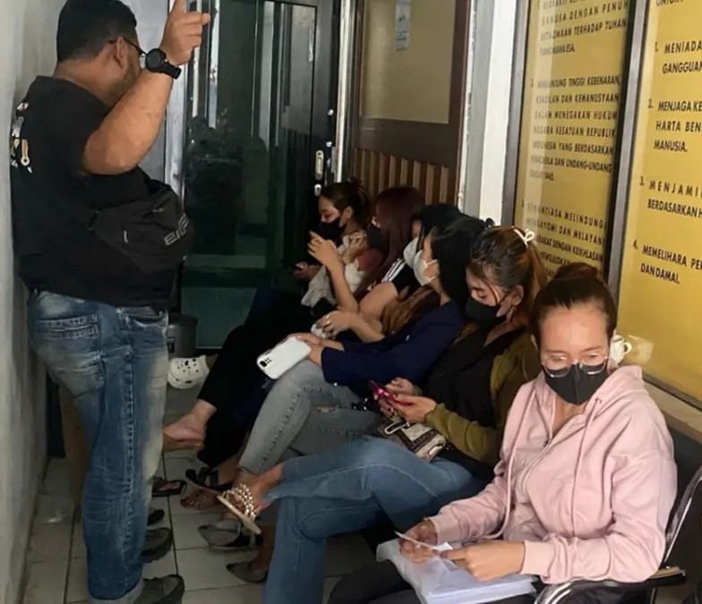 Seorang perempuan berinisial DSR (38) diamankan Polres Sukabumi Kota atas dugaan penggelapan dana Tabungan Hari Raya (THR) senilai lebih dari Rp 1 miliar.