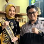 Tessa Yasmin Shopia sebagai Putri Otonomi Daerah Sukabumi 2025 bersama Kepala Dinas Pariwisata Kabupaten Sukabumi, Sendi Apriadi