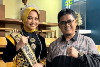 Tessa Yasmin Shopia sebagai Putri Otonomi Daerah Sukabumi 2025 bersama Kepala Dinas Pariwisata Kabupaten Sukabumi, Sendi Apriadi