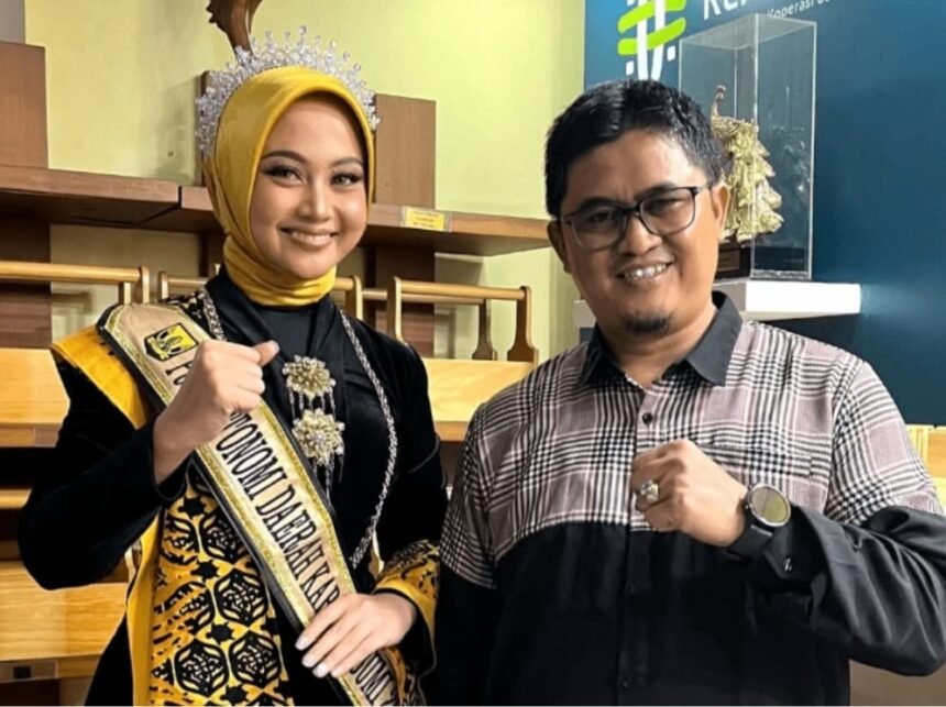 Tessa Yasmin Shopia sebagai Putri Otonomi Daerah Sukabumi 2025 bersama Kepala Dinas Pariwisata Kabupaten Sukabumi, Sendi Apriadi