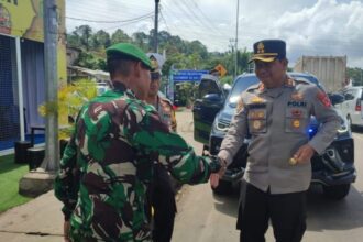 Kapolres Sukabumi, AKBP Samian, meninjau kesiapan Pos Pengamanan (Pos Pam) Operasi Ketupat Lodaya 2025 di Exit Tol Bocimi Seksi 3