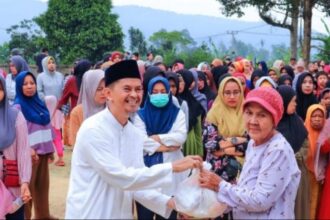 Anggota DPRD Kabupaten Sukabumi dari Fraksi PKS, Iwan Ridwan, kembali menggelar bakti sosial dengan menyalurkan 1600 paket sembako
