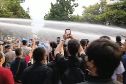 Aksi unjuk rasa menolak Rancangan Undang-Undang (RUU) TNI di depan Gedung DPRD Kota Sukabumi