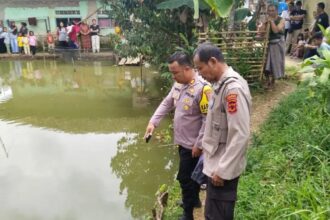 Polisi yang tiba di tempat kejadian langsung melakukan olah TKP