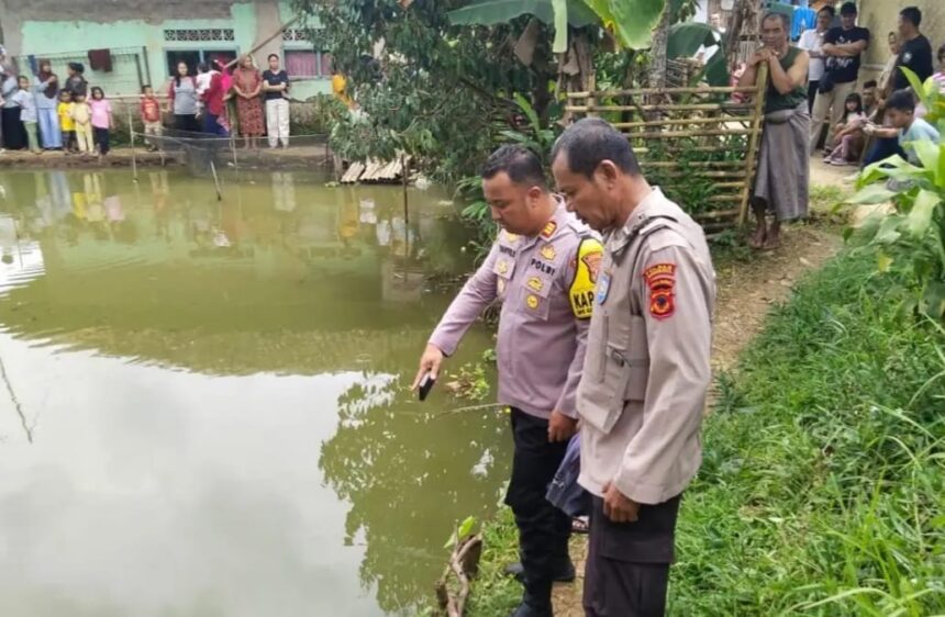 Polisi yang tiba di tempat kejadian langsung melakukan olah TKP