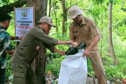 Forum Komunikasi Pimpinan Kecamatan (Forkopimcam) Palabuhanratu, Kabupaten Sukabumi, menertibkan lokasi pembuangan sampah ilegal