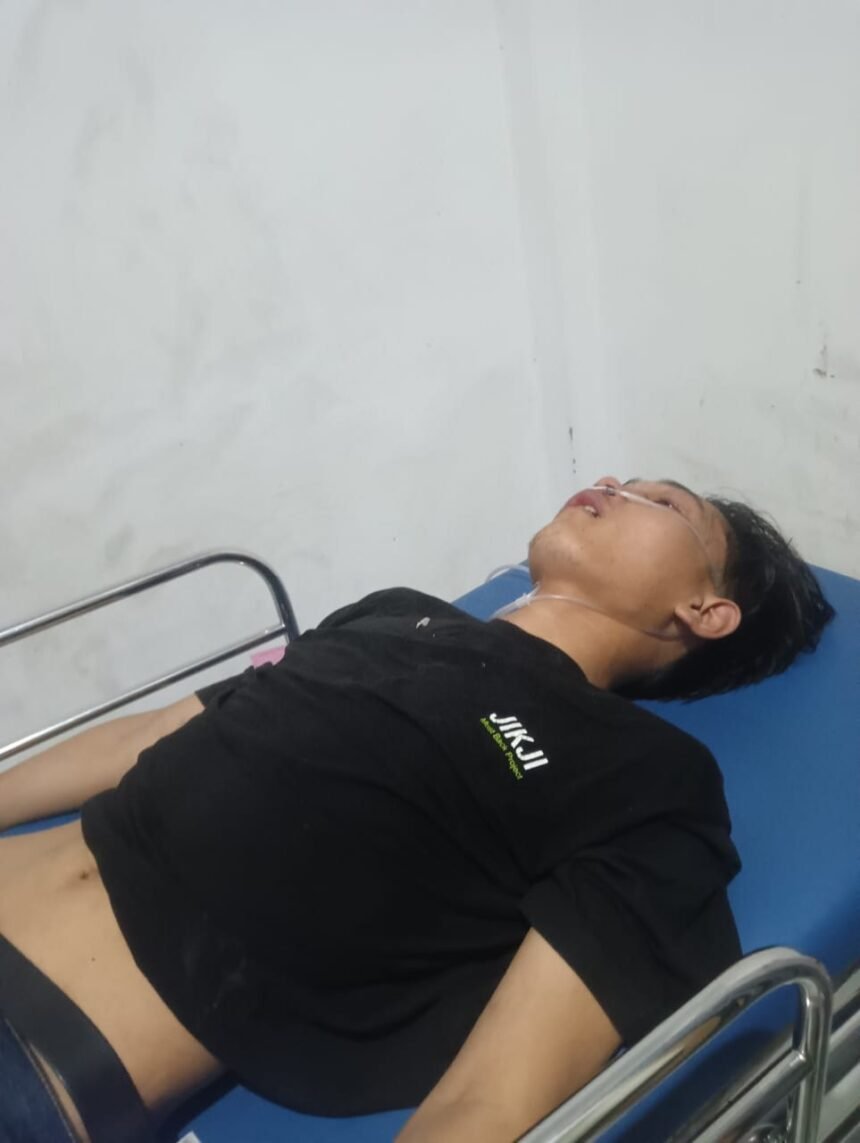 Muhammad Zaki, seorang mahasiswa, harus dilarikan ke RSUD R. Syamsudin