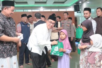 Sekretaris Daerah (Sekda) Kabupaten Sukabumi, H. Ade Suryaman, menyalurkan bantuan sembako kepada anak yatim
