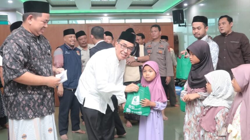 Sekretaris Daerah (Sekda) Kabupaten Sukabumi, H. Ade Suryaman, menyalurkan bantuan sembako kepada anak yatim