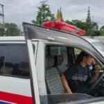 Sebuah ambulans diduga disalahgunakan untuk mengangkut wisatawan dihentikan polisi di Gerbang Tol Parungkuda