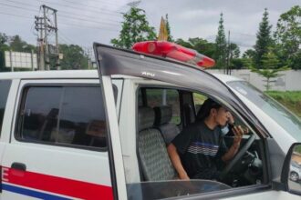 Sebuah ambulans diduga disalahgunakan untuk mengangkut wisatawan dihentikan polisi di Gerbang Tol Parungkuda
