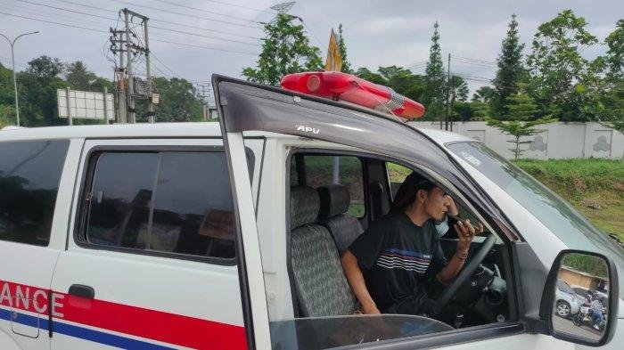 Sebuah ambulans diduga disalahgunakan untuk mengangkut wisatawan dihentikan polisi di Gerbang Tol Parungkuda