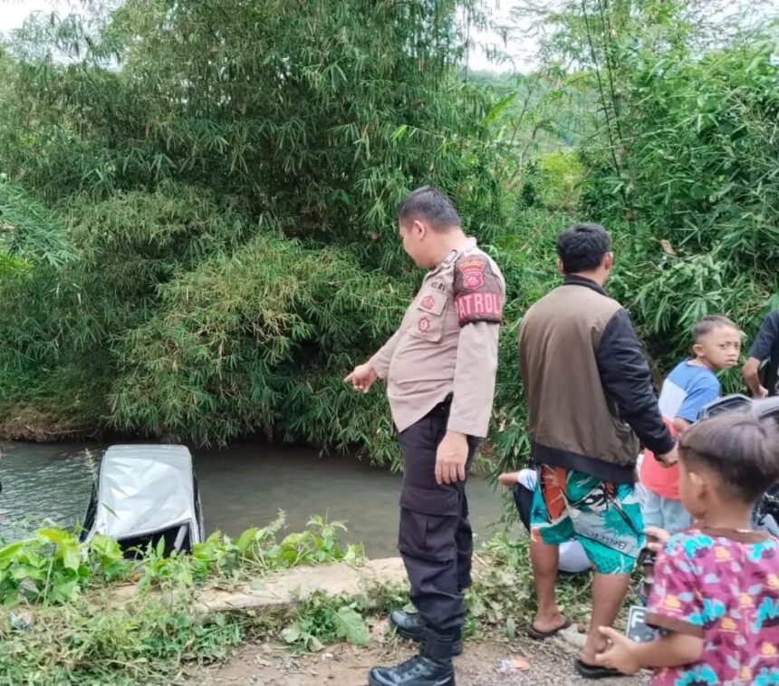 Mobil Kijang Kapsul warna silver (B 1456 CVM) terjun ke sungai