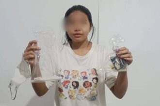 ditemukan plastik bening dibalut selotip hitam dan kondom berisi kristal sabu (10 gram bruto) serta 15 butir obat terlarang di dalam alat kelamin salah satu pengunjung.