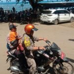 Aksi sigap anggota Polsek Surade dan Satpol-PP Kecamatan Surade berhasil mengembalikan seorang anak hilang ke orang tuanya di Pantai Minajaya, Kamis (3/4/2025).