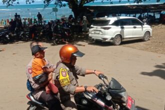 Aksi sigap anggota Polsek Surade dan Satpol-PP Kecamatan Surade berhasil mengembalikan seorang anak hilang ke orang tuanya di Pantai Minajaya, Kamis (3/4/2025).