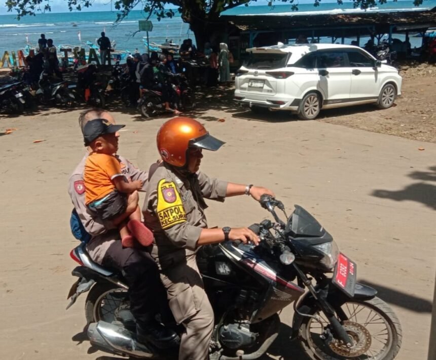 Aksi sigap anggota Polsek Surade dan Satpol-PP Kecamatan Surade berhasil mengembalikan seorang anak hilang ke orang tuanya di Pantai Minajaya, Kamis (3/4/2025).