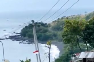 Tanjakan Puncak Dini di Kampung Cilegok, Desa Girimukti, Kecamatan Ciemas, Sukabumi, menjadi tantangan berbahaya bagi wisatawan sejak H+1 Lebaran (1/4/2025).