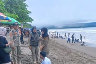 Satpol PP Kabupaten Sukabumi meningkatkan pengamanan di kawasan wisata pantai seperti Palabuhanratu dan Cisolok.