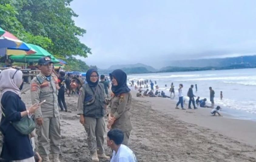 Satpol PP Kabupaten Sukabumi meningkatkan pengamanan di kawasan wisata pantai seperti Palabuhanratu dan Cisolok.