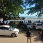 Pantai Minajaya di Kecamatan Surade, Sukabumi, dipadati wisatawan lokal.