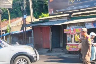 Personel Satpol PP Kabupaten Sukabumi berperan aktif mengurai kepadatan arus lalu lintas