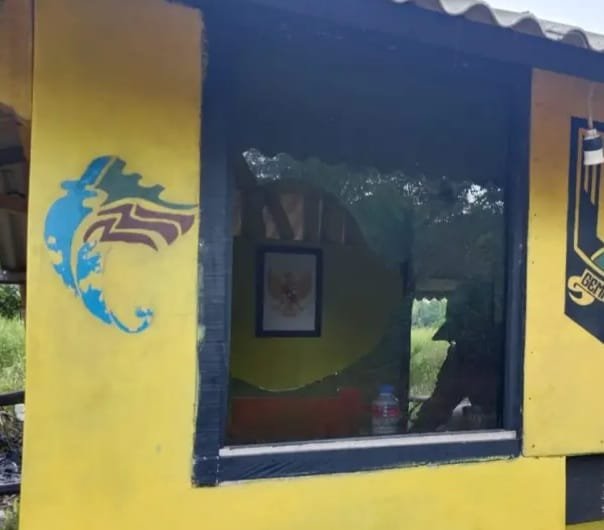 Pos retribusi Pantai Minajaya di Desa Buniwangi, Kecamatan Surade, Kabupaten Sukabumi, menjadi sasaran vandalisme oleh orang tak dikenal (OTK)