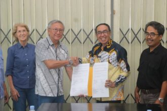 Penandatanganan MoU dilakukan oleh Sekda Sukabumi, H. Ade Suryaman, dan perwakilan UGGp Jerman, Dr. Ing. Ridwan Sartiono
