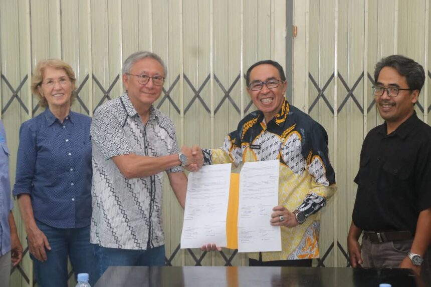 Penandatanganan MoU dilakukan oleh Sekda Sukabumi, H. Ade Suryaman, dan perwakilan UGGp Jerman, Dr. Ing. Ridwan Sartiono