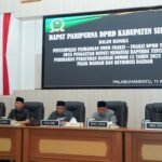 Ketua DPRD, Budi Azhar Mutawali, memimpin rapat yang dihadiri Bupati Sukabumi, Wakil Bupati H. Andreas, Forkopimda, serta camat se-Kabupaten.