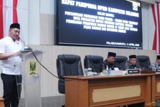 Seluruh fraksi DPRD (Golkar, Gerindra, PKS, PDIP, PAN, PKB, Demokrat, PPP) secara bergiliran memberikan masukan terkait Raperda Pajak dan Retribusi.