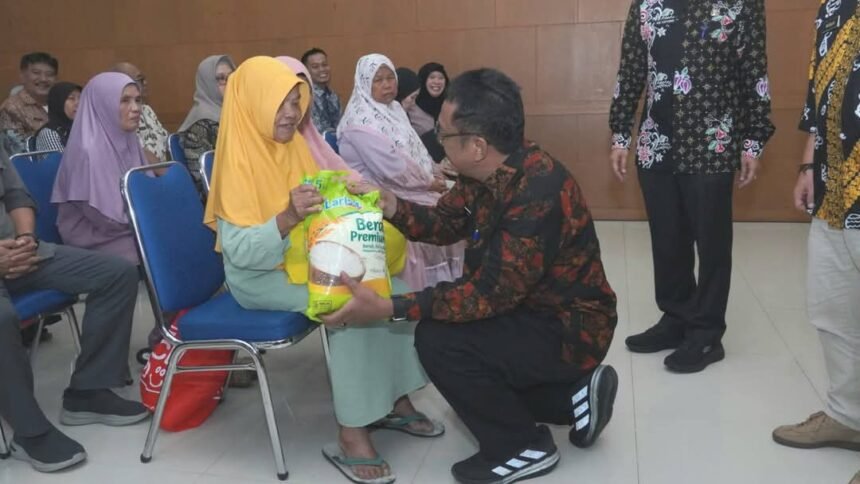 Bupati Sukabumi, H. Asep Japar, resmi meluncurkan Program Sukabumi Nyaah Ka Indung di Pendopo