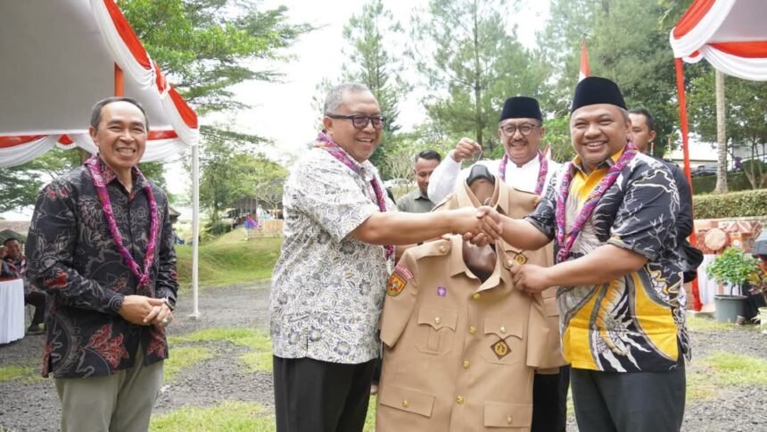 Budi Azhar Mutawali, menghadiri Sertijab Mabicab Pramuka Sukabumi dari H. Marwan Hamami kepada Bupati Asep Japar dalam acara halal bihalal di Pondok Modern Assalam Putr