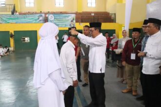 Sekretaris Daerah (Sekda) Kabupaten Sukabumi, H. Ade Suryaman, membuka Bimbingan Manasik Haji Massal Tingkat Kabupaten Sukabumi