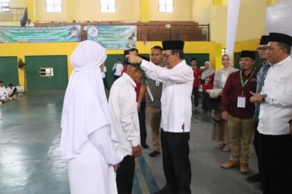 Sekretaris Daerah (Sekda) Kabupaten Sukabumi, H. Ade Suryaman, membuka Bimbingan Manasik Haji Massal Tingkat Kabupaten Sukabumi