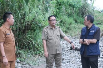 Sekretaris Daerah (Sekda) Kabupaten Sukabumi, H. Ade Suryaman, meninjau lokasi terdampak banjir bandang di belakang Lapangan Cangehgar