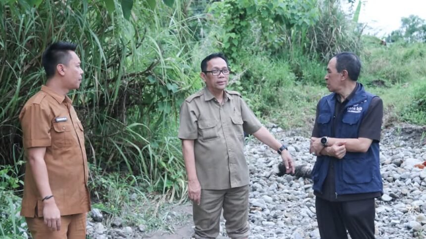 Sekretaris Daerah (Sekda) Kabupaten Sukabumi, H. Ade Suryaman, meninjau lokasi terdampak banjir bandang di belakang Lapangan Cangehgar