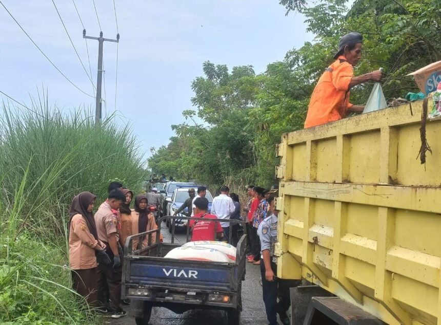 aksi bersih bersih di desa amansari Wabup Maslani Pimpin Aksi Bersih - bersih di Desa Amansari, Libatkan Pelajar dan Relawan