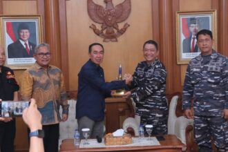 IMG 20250508 WA0005 TNI AL Dukung Penanganan Bencana di Sukabumi, Danlanal Bandung Tinjau Lokasi Jembatan Rusak