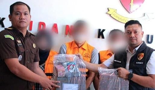 IMG 20250515 WA0002 Tersangka Kasus Korupsi Pengadaan Alat Produksi IKM Sutra Diserahkan ke Kejaksaan