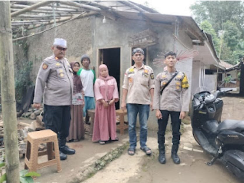 bantuan longsor Pemdes Girijaya Salurkan Bantuan Korban Longsor di Kampung Cidadap