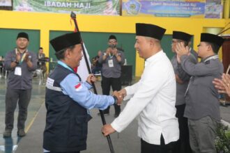 h andreas serahkan bendera merah putih Wakil Bupati H Andreas Lepas 442 Calon Jemaah Haji Kloter 18