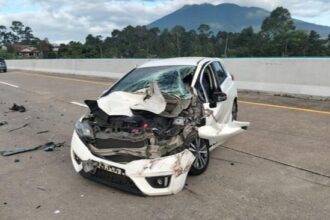honda jazz ringsek Kecelakaan di Tol Bocimi, Honda Jazz Ringsek Seruduk Truk yang Kurangi Kecepatan