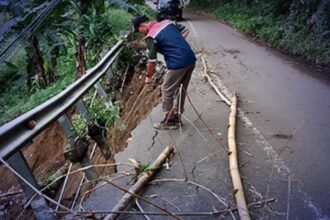 jalan rusak ini viral Lima Bulan Rusak Jalan Jampangkulon – Ciguyang Viral di Medsos
