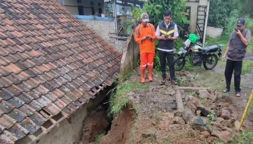 longsor di sukabumi Hujan Deras Picu Banjir dan Longsor di Cicurug Sukabumi, Sejumlah Rumah dan Sekolah Rusak